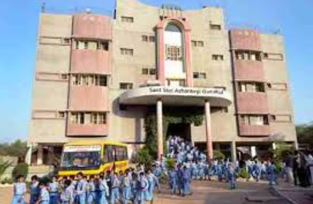 आशाराम बापू द्वारा स्थापित गुरुकुल प्राचीन भारतीय शिक्षा प्रणाली को बढ़ावा देते हैं, जहाँ छात्रों को आध्यात्मिक, नैतिक और वैदिक शिक्षा दी जाती है। इन गुरुकुलों में आधुनिक विषयों के साथ योग, ध्यान और संस्कारों पर विशेष ध्यान दिया जाता है। यहाँ आत्मनिर्भरता, चरित्र निर्माण और संस्कृति संरक्षण पर जोर दिया जाता है। प्राकृतिक वातावरण में शिक्षा देने से विद्यार्थियों का शारीरिक, मानसिक और आध्यात्मिक विकास होता है, जिससे वे आदर्श नागरिक बन सकें।